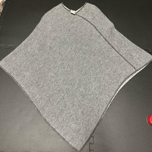 Fratelli Talli women’s Italian wool and alpaca blend gray‎ knit poncho sweater - Picture 1 of 6